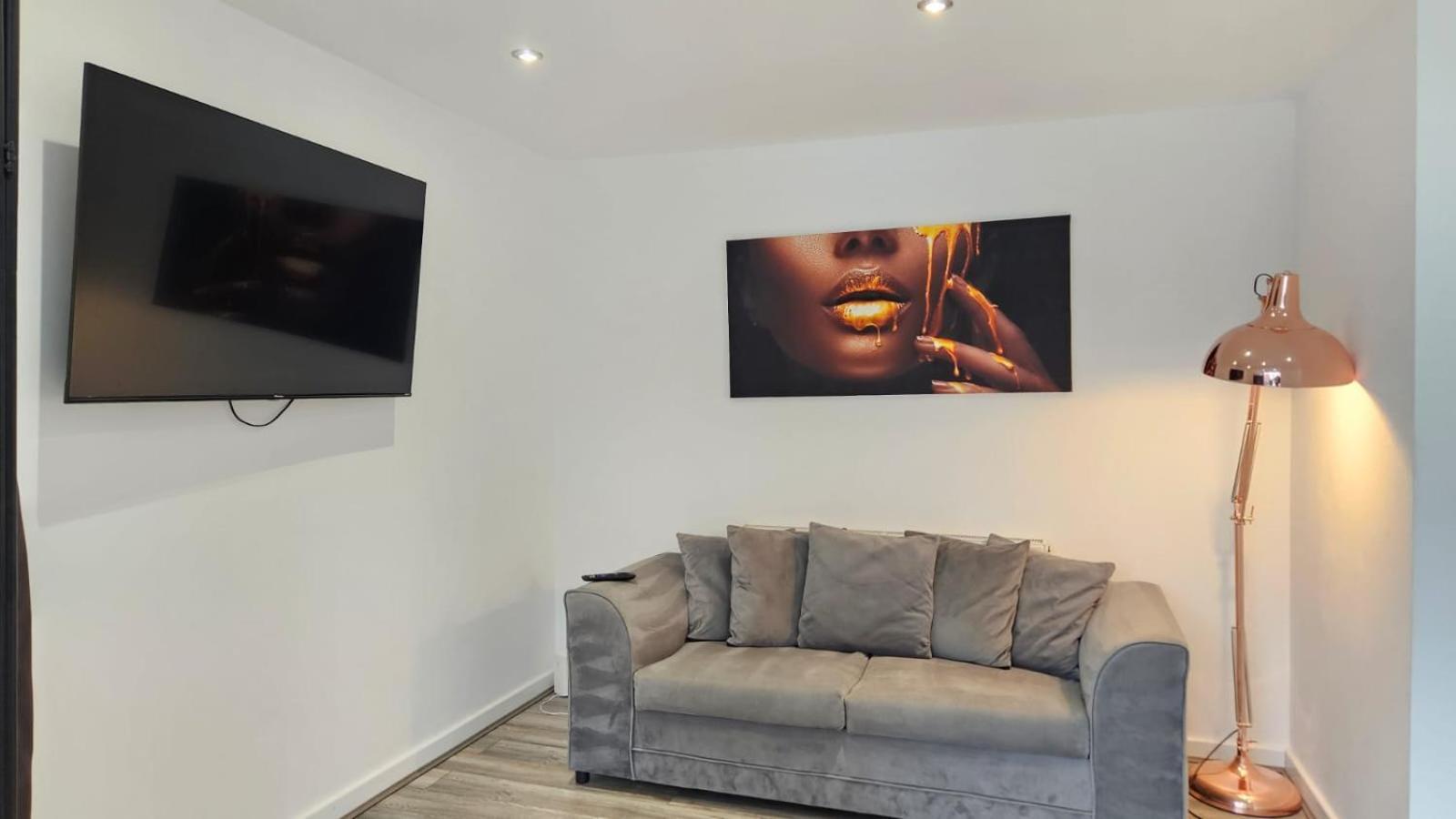 Cozy With 2 Bedrooms * Liverpool