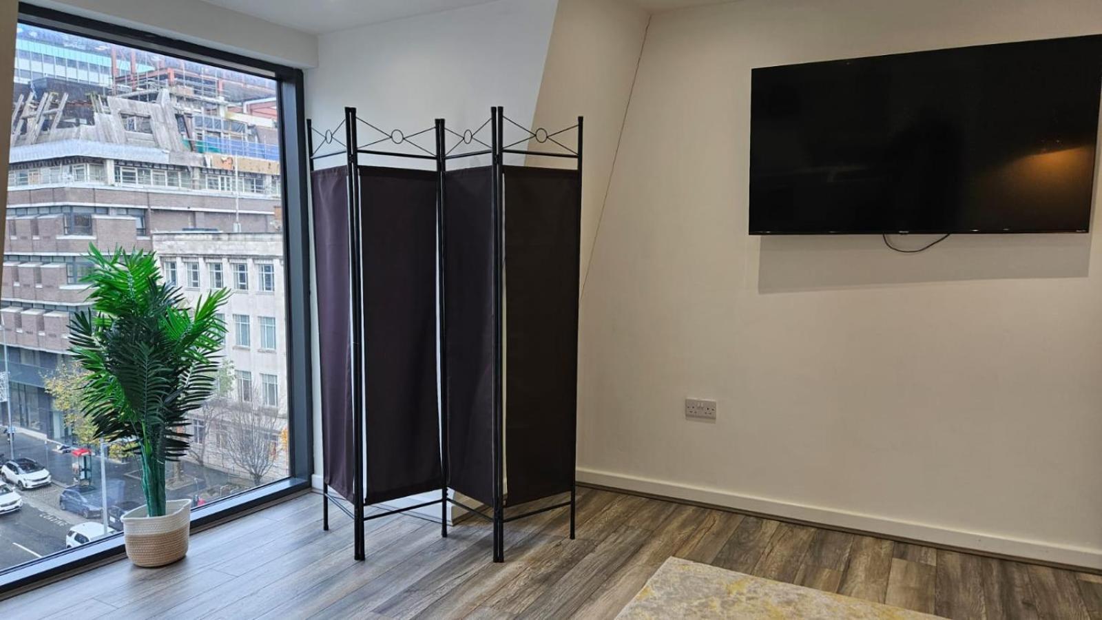 Cozy With 2 Bedrooms *