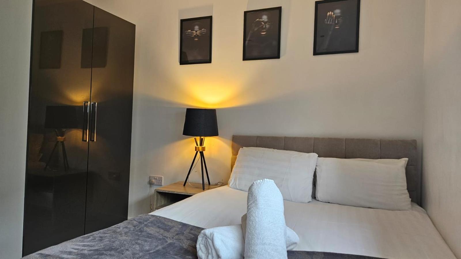 Cozy With 2 Bedrooms Apartment *